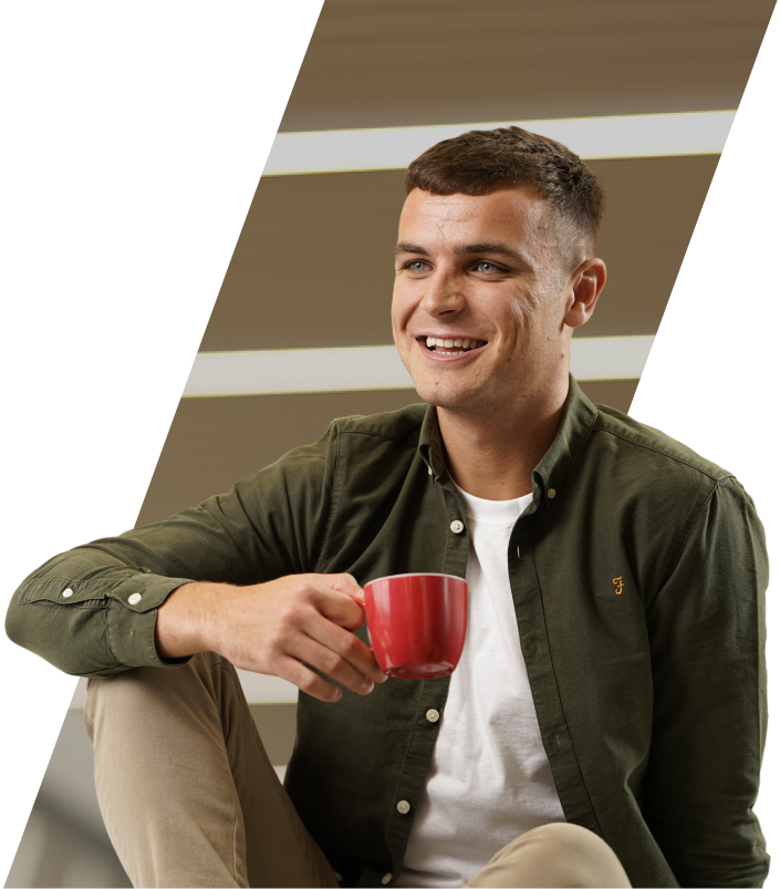 En man med en mugg kaffe